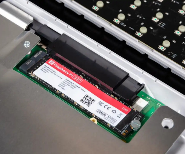 Мінікомпьютер Raspberry Pi 500+